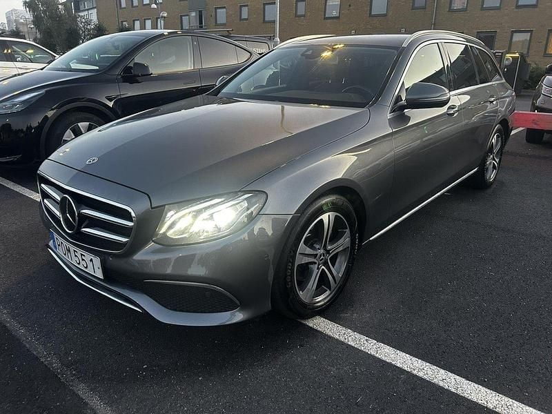 Grå Begagnad 2019 Mercedes E200 Avantgarde Kombi | 239 000 kr (Marknadspris) - Bild 1/4