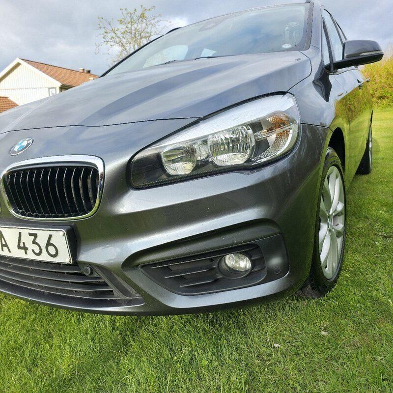 Grå Begagnad 2016 BMW 218 Minibuss | 165 000 kr (Bra pris) - Bild 1/4