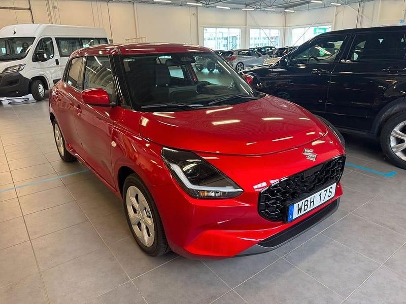 Röd Begagnad 2024 Suzuki Swift Halvkombi | 229 900 kr (Marknadspris) - Bild 1/4