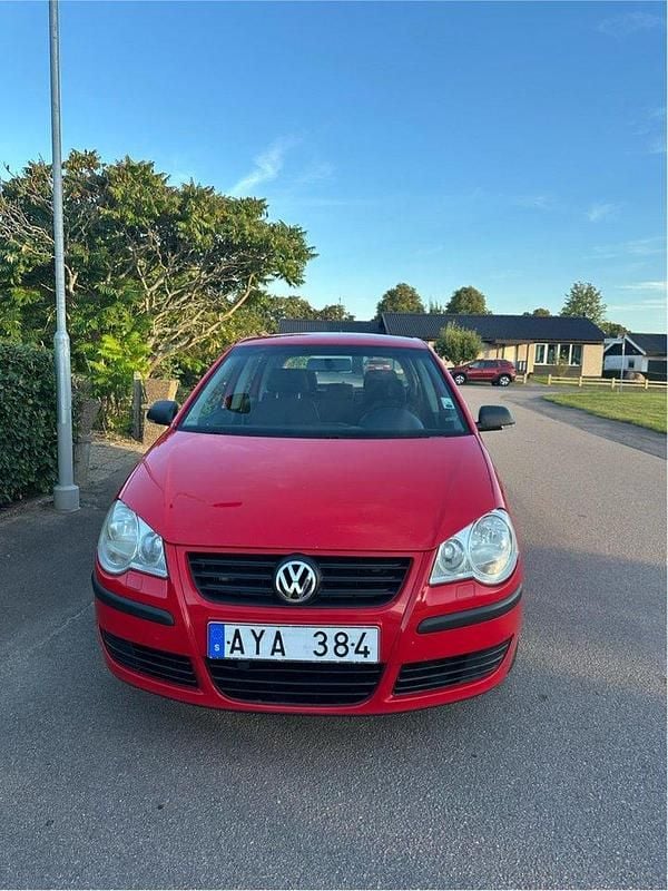 Röd Begagnad 2006 VW Polo Trendline Halvkombi | 20 000 kr (Bra pris) - Bild 1/4