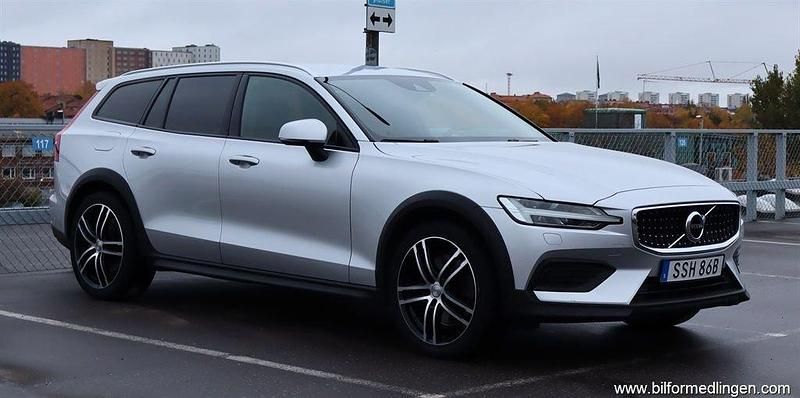 Silver samma som bilen Begagnad 2019 Volvo V60 CC Kombi | 214 900 kr (Marknadspris) - Bild 1/4