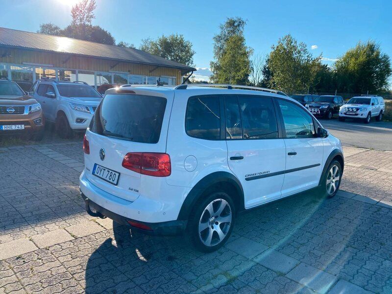 Begagnad VW Touran Cross 141 HK (103 kW) 2011 Vit Minibuss