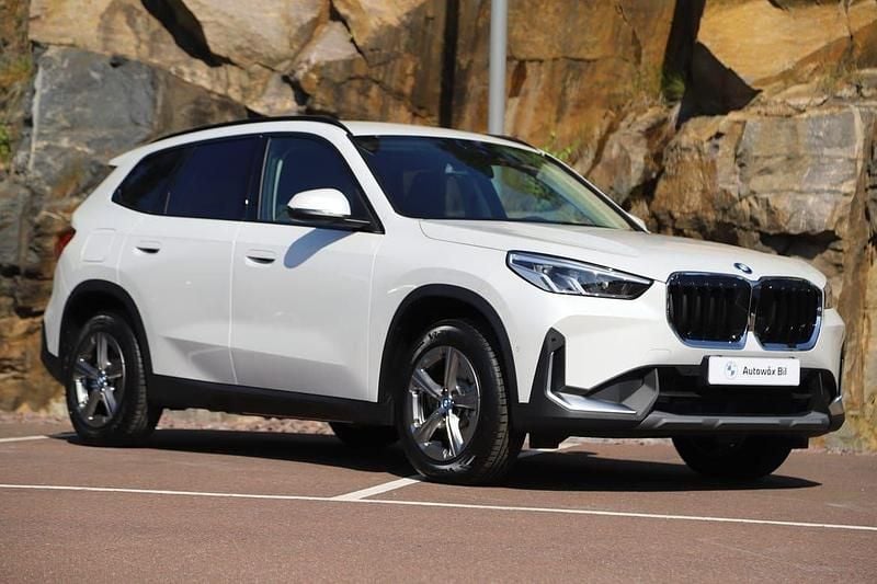 Vit Ny 2025 BMW X1 Shadowline SUV | 588 700 kr (Bra pris) - Bild 1/2