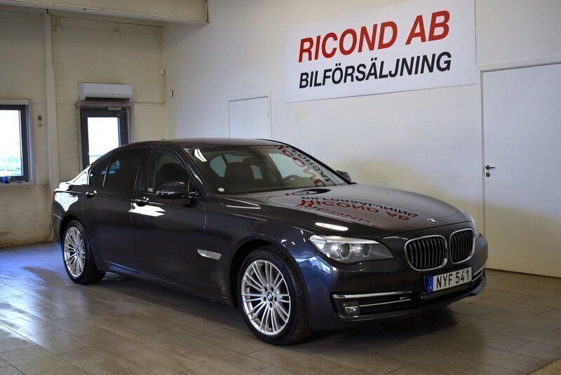 Grå Begagnad 2013 BMW 730 Shadowline Sedan | 229 900 kr (Bra pris) - Bild 1/4