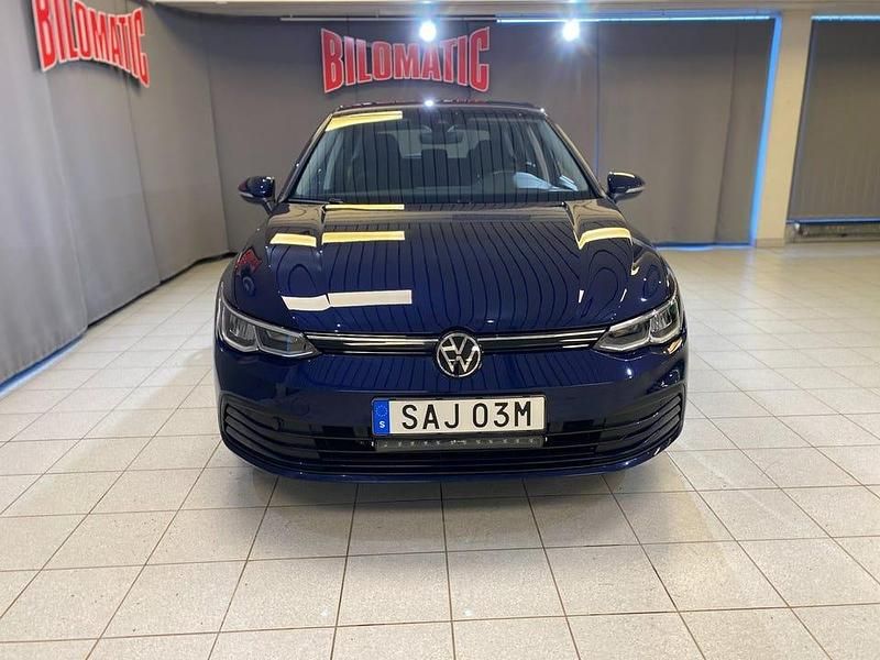 Begagnad VW Golf VIII 131 HK (96 kW) 2023 Atlantic blå metallic Halvkombi