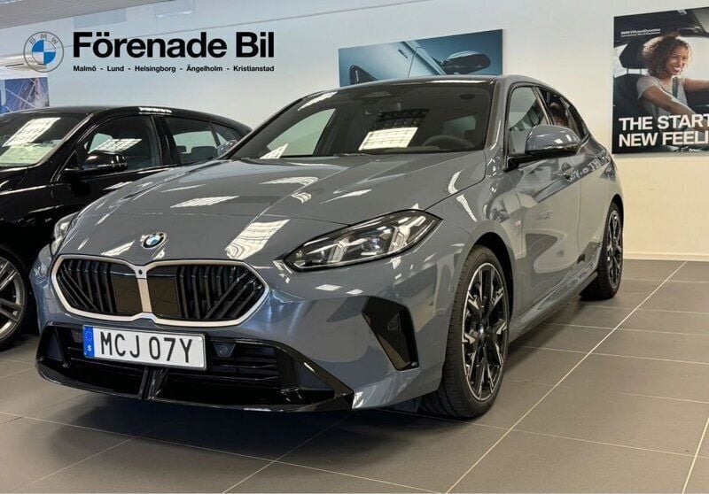 Grå Begagnad 2024 BMW 120 M Sport Halvkombi | 459 000 kr - Bild 1/4