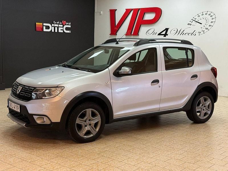 Silver Begagnad 2016 Dacia Sandero Stepway Halvkombi | 108 800 kr (Marknadspris) - Bild 1/4