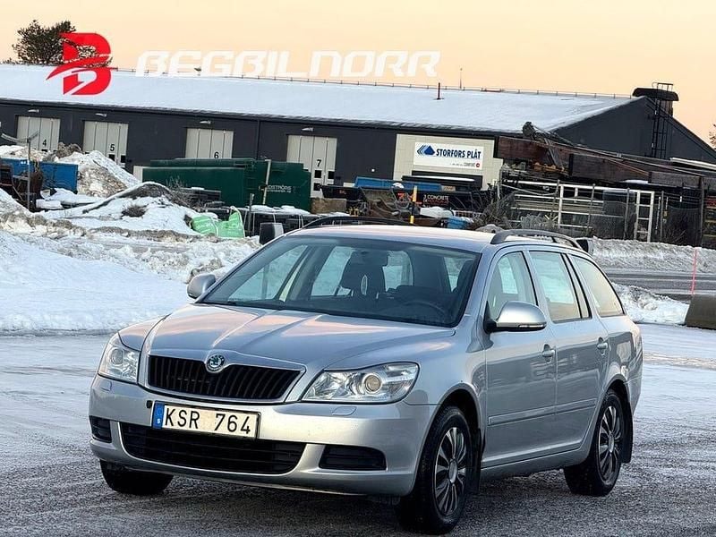 Silver Begagnad 2011 Skoda Octavia Kombi | 69 950 kr (Marknadspris) - Bild 1/3