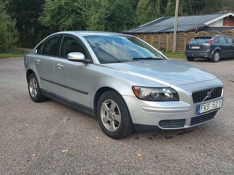 Ljusgrå Begagnad 2007 Volvo S40 Kinetic Sedan | 49 900 kr (Marknadspris) - Bild 1/4