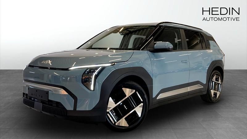 Blå (blue) Ny 2025 Kia EV3 Plus SUV | 490 430 kr (Marknadspris) - Bild 1/4