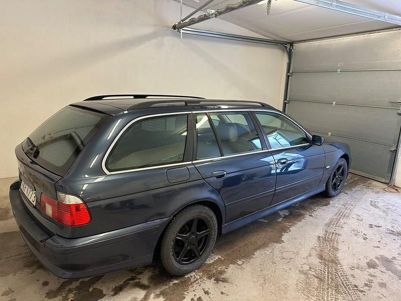 Mörkblå Begagnad 2002 BMW 520 Kombi | 29 900 kr - Bild 1/4