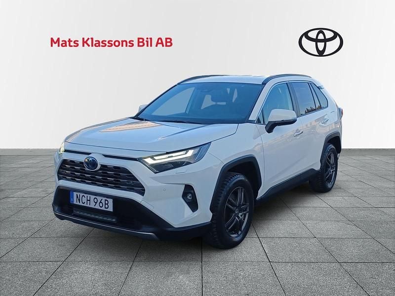 Vit Begagnad 2023 Toyota RAV4 Hybrid Executive SUV | 399 000 kr (Marknadspris) - Bild 1/4