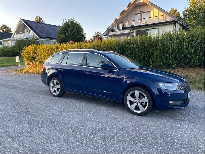 Blå Begagnad 2015 Skoda Octavia Business Line Kombi | 69 500 kr (Superpris) - Bild 1/4