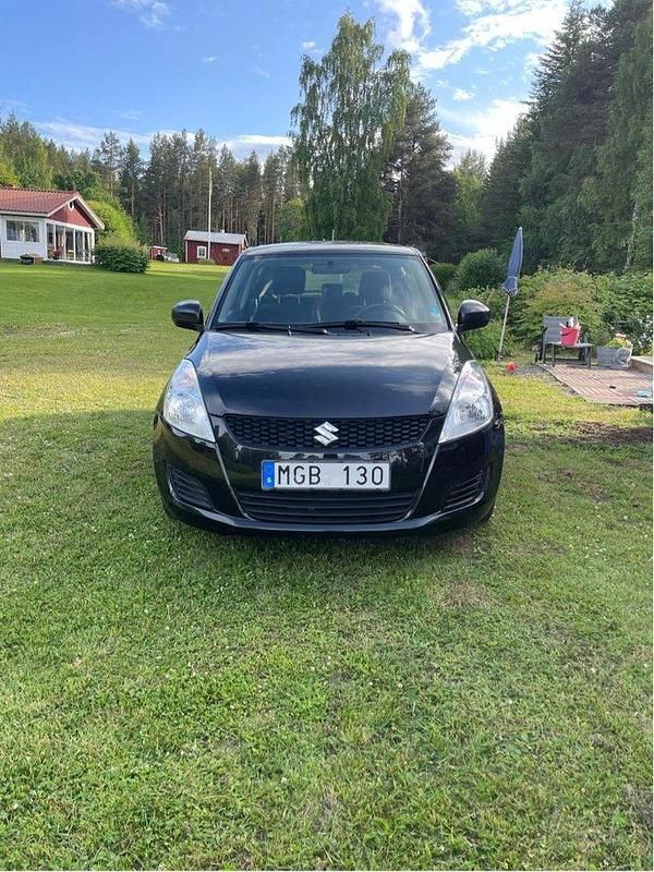 Svart Begagnad 2012 Suzuki Swift Halvkombi | 64 000 kr (Marknadspris) - Bild 1/4