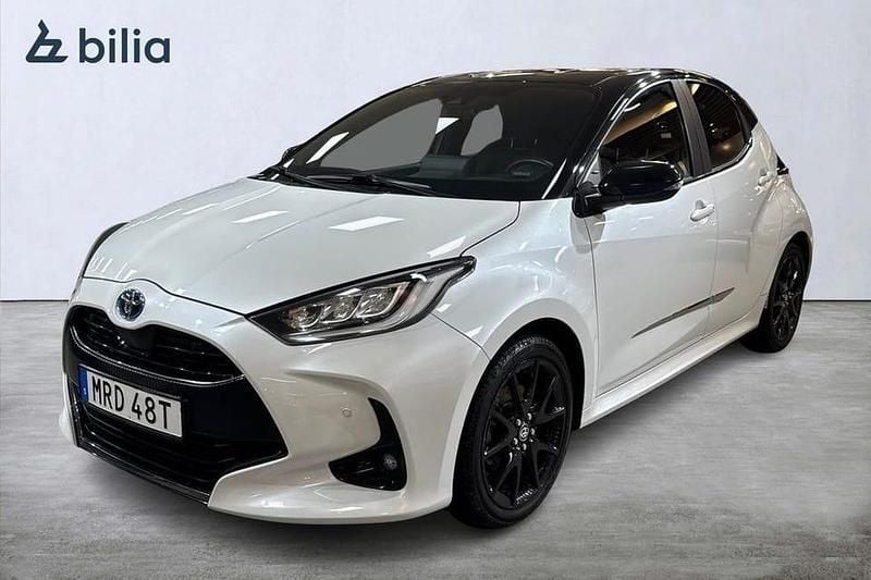 Vit Begagnad 2022 Toyota Yaris Hybrid Style Halvkombi | 229 900 kr (Marknadspris) - Bild 1/3