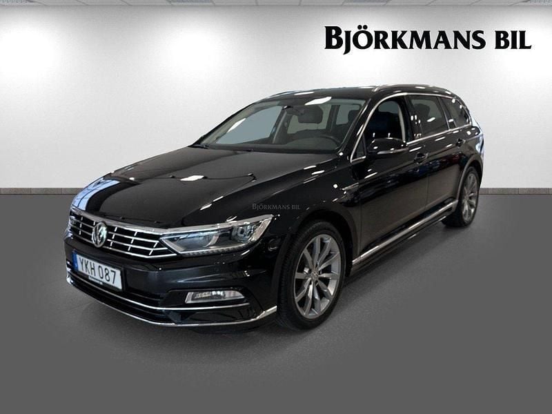 Svart Begagnad 2017 VW Passat R-line Kombi | 234 900 kr (Marknadspris) - Bild 1/4