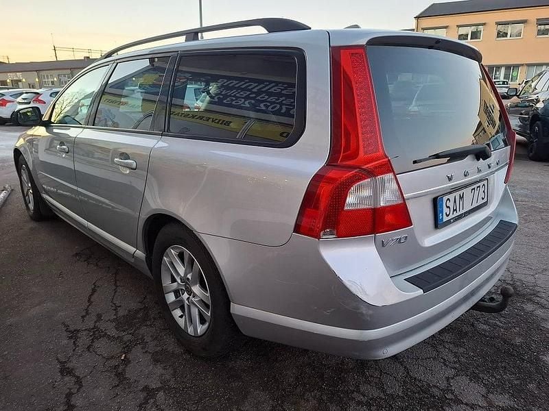 Begagnad Volvo V70 Momentum 145 HK (106 kW) 2009 Ljusgrå Kombi