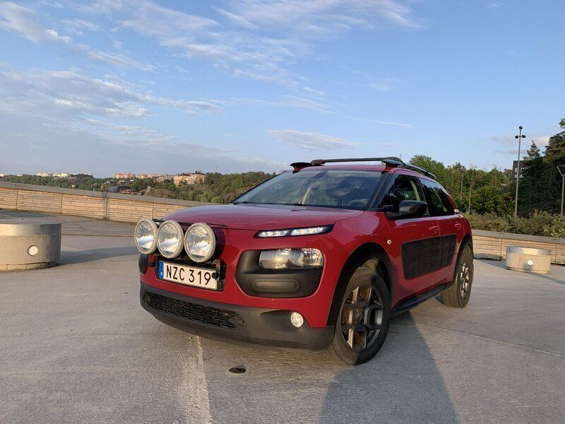 Röd Begagnad 2016 Citroën C4 Cactus Halvkombi | 78 000 kr (Marknadspris) - Bild 1/4