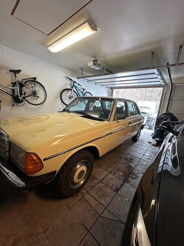 Begagnad Mercedes 230 109 HK (80 kW) 1979