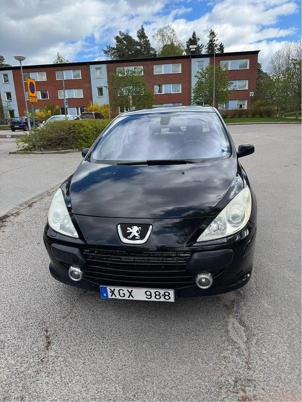 Svart Begagnad 2006 Peugeot 307 Halvkombi | 21 000 kr (Marknadspris) - Bild 1/4