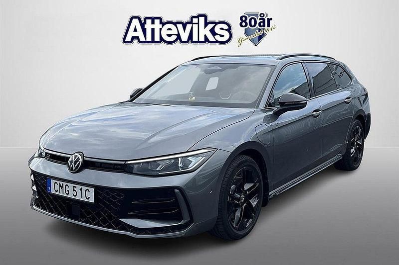Mörkgrå Begagnad 2025 VW Passat Style Kombi | 494 900 kr - Bild 1/4
