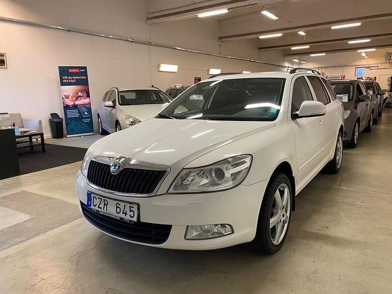 Begagnad Skoda Octavia Elegance 140 HK (102 kW) 2012 Vit Kombi
