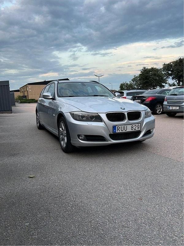 Silver Begagnad 2010 BMW 320 Kombi | 88 000 kr (Marknadspris) - Bild 1/4