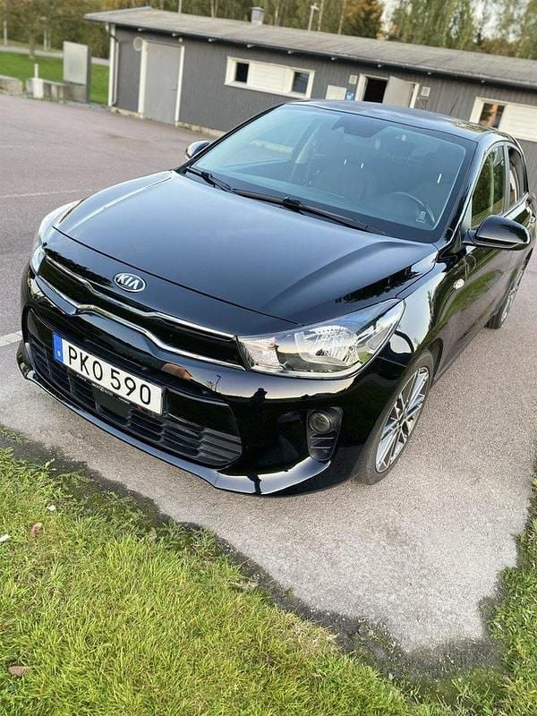 Svart Begagnad 2017 Kia Rio Halvkombi | 112 000 kr (Bra pris) - Bild 1/4