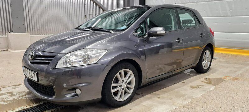 Grå Begagnad 2012 Toyota Auris Plus Halvkombi | 71 000 kr (Marknadspris) - Bild 1/4