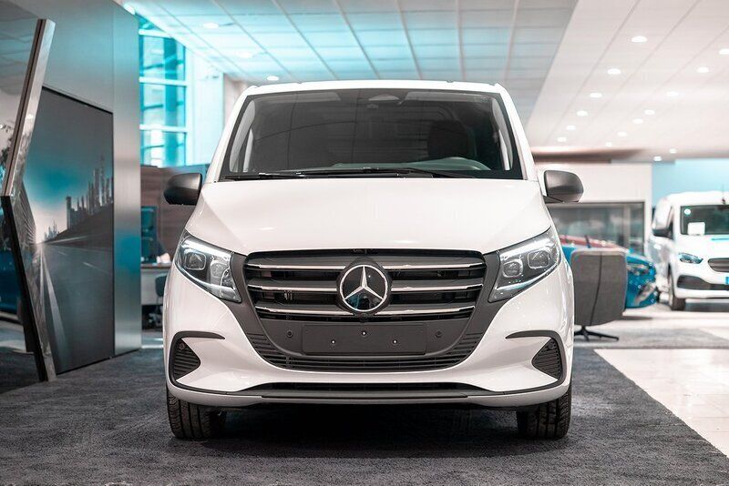 Vit Ny 2025 Mercedes Vito Minibuss | 618 750 kr (Dyr) - Bild 1/4