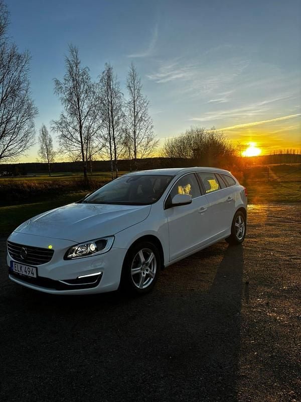 Begagnad 2016 Volvo V60 Kombi | 162 000 kr - Bild 1/4