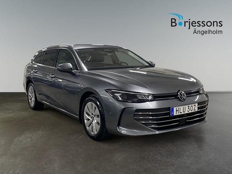 Grå Begagnad 2024 VW Passat Business Kombi | 429 000 kr - Bild 1/4