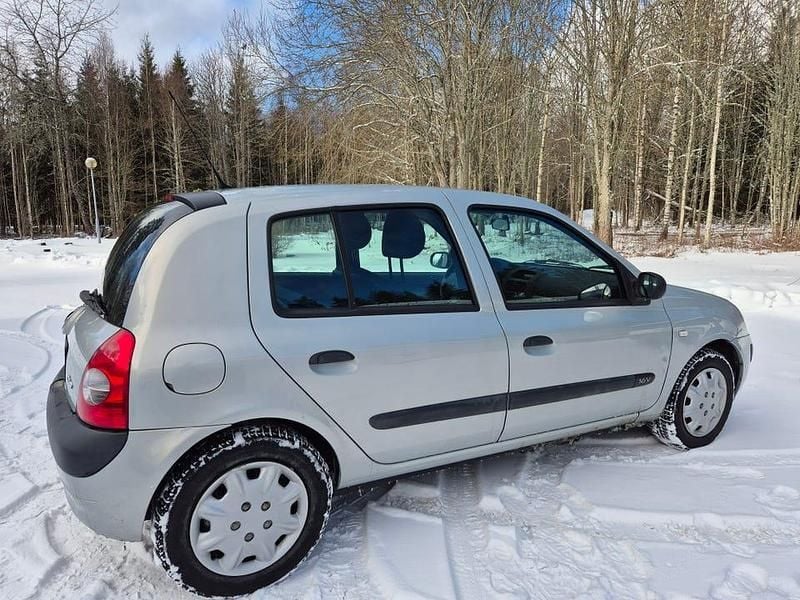 Silver metallic Begagnad 2003 Renault Clio II | 26 900 kr (Dyr) - Bild 1/4