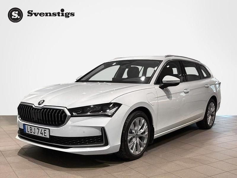 Vit Begagnad 2025 Skoda Superb Selection Kombi | 419 000 kr (Marknadspris) - Bild 1/4