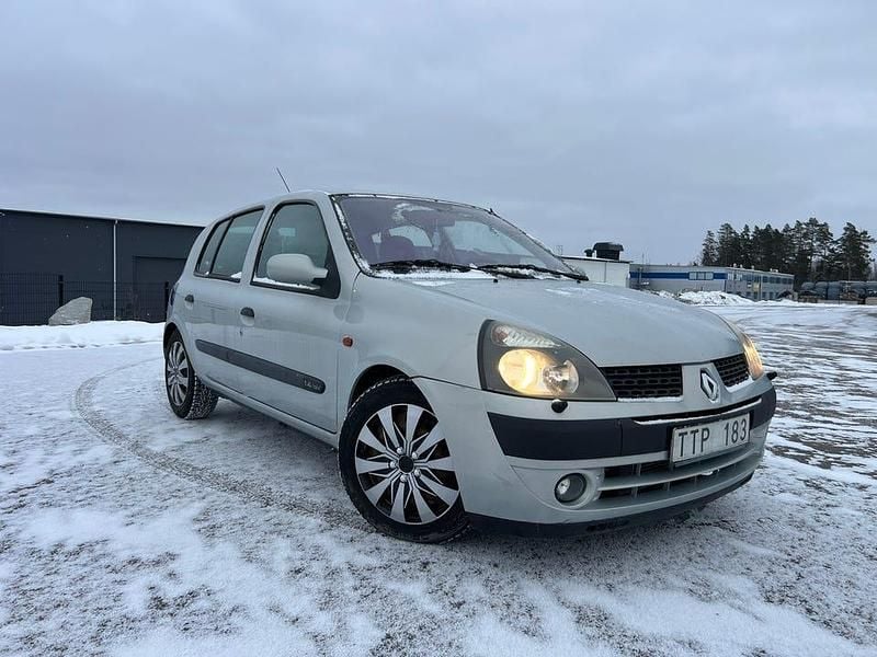 Grå Begagnad 2003 Renault Clio II Privilege Halvkombi | 19 999 kr (Marknadspris) - Bild 1/4