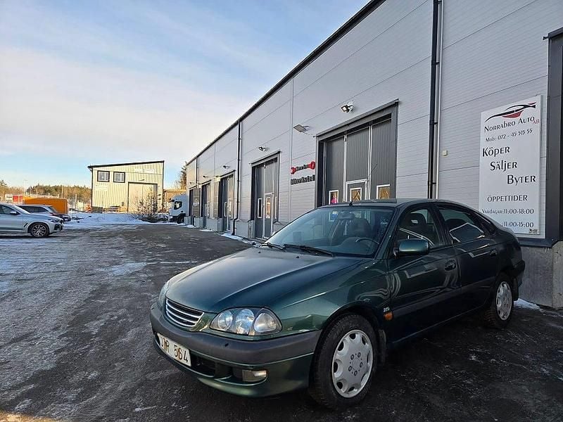 Begagnad Toyota Avensis 128 HK (94 kW) 1999 Grön Halvkombi