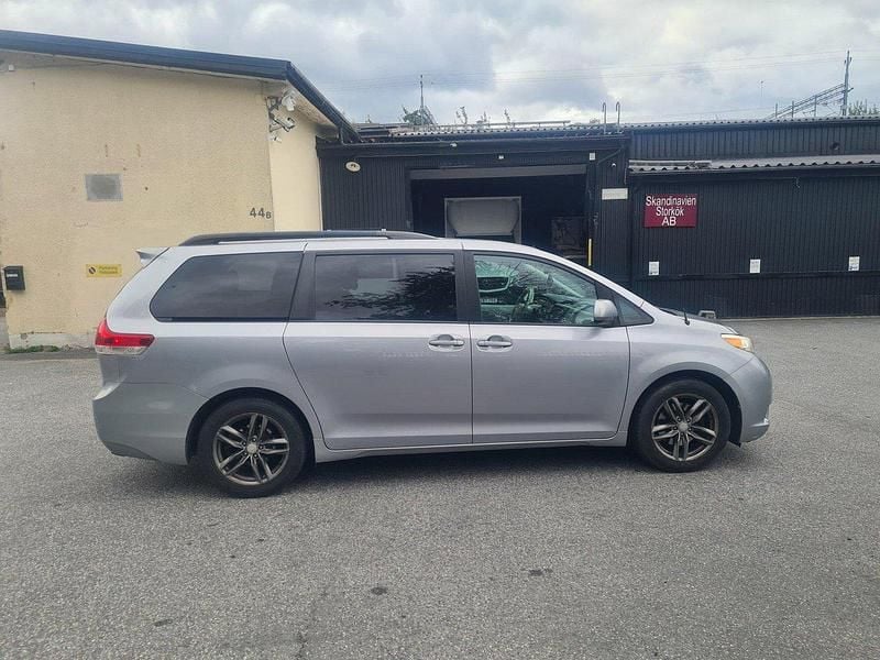Silver Begagnad 2011 Toyota Sienna Minibuss | 147 000 kr - Bild 1/4