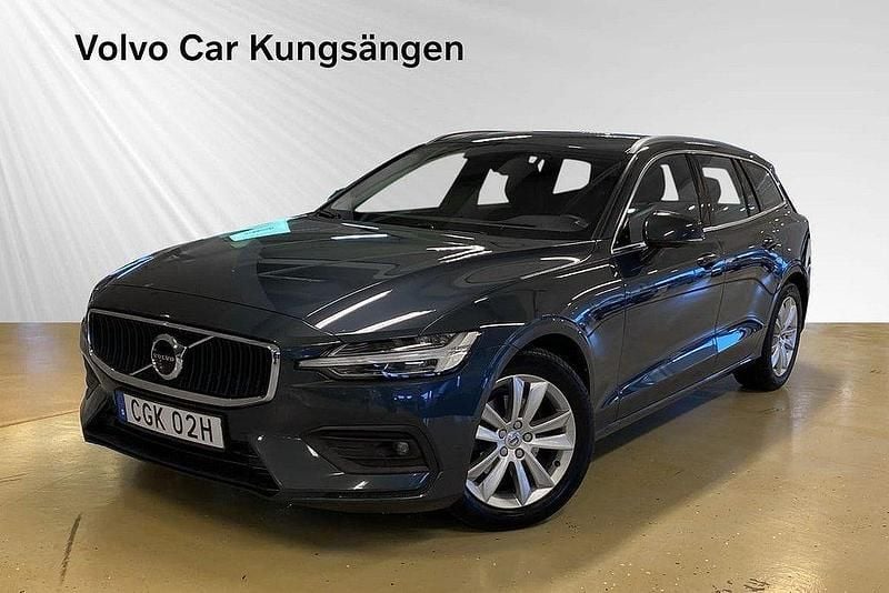 Mörkblå Begagnad 2019 Volvo V60 Momentum Kombi | 244 900 kr (Marknadspris) - Bild 1/3