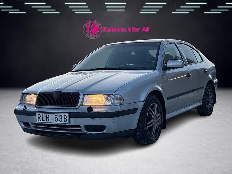 Silver Begagnad 2000 Skoda Octavia Halvkombi | 28 900 kr (Marknadspris) - Bild 1/4