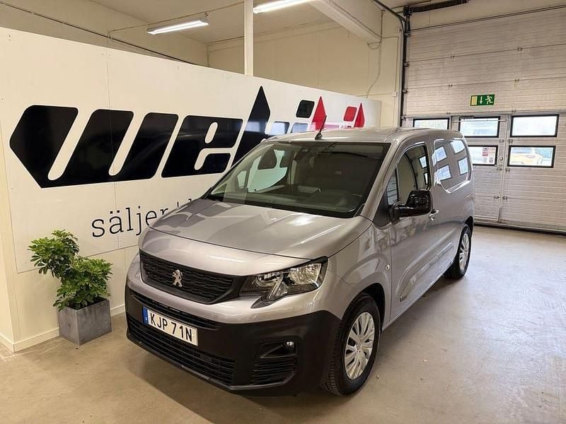 Grå Begagnad 2022 Peugeot E-Partner Minibuss | 189 500 kr (Bra pris) - Bild 1/4