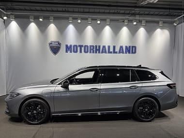 Grå Ny 2026 VW Passat R-line Kombi | 519 900 kr (Superpris) - Bild 1/4