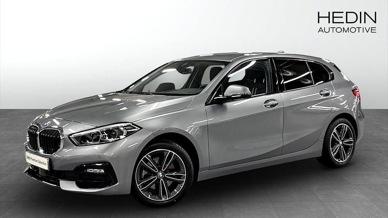 Grå Begagnad 2022 BMW 118 Sport Line Halvkombi | 244 700 kr (Marknadspris) - Bild 1/4