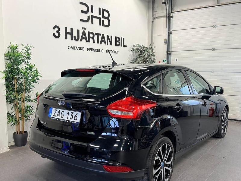 Begagnad Ford Focus Titanium 101 HK (74 kW) 2018 Svart Halvkombi