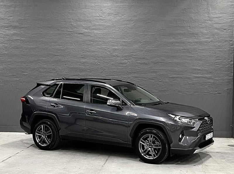 Mörkgrå (grå metallic) Begagnad 2020 Toyota RAV4 Hybrid Active SUV | 309 900 kr (Marknadspris) - Bild 1/4