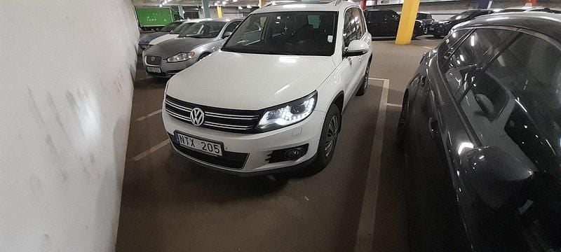 Vit Begagnad 2012 VW Tiguan Sportline SUV | 109 000 kr (Marknadspris) - Bild 1/4