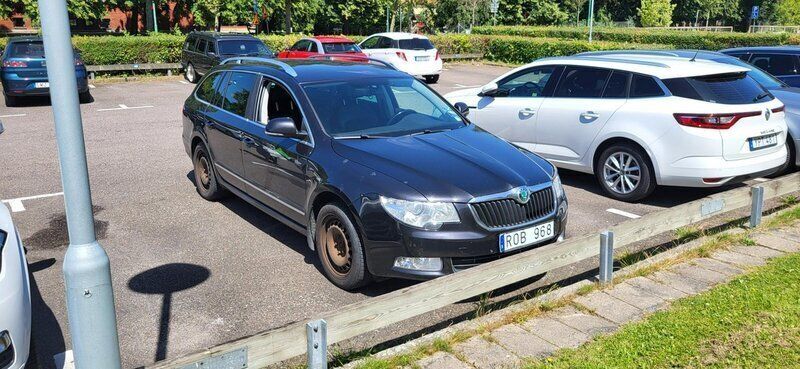 Svart Begagnad 2011 Skoda Superb Elegance Kombi | 60 000 kr (Marknadspris) - Bild 1/4