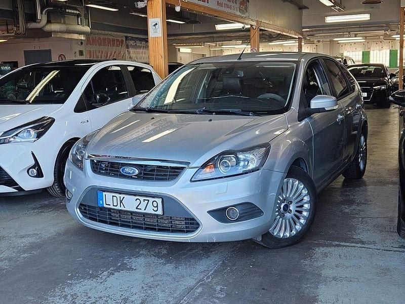 Grå Begagnad 2010 Ford Focus Titanium Halvkombi | 39 999 kr (Lite dyr) - Bild 1/4