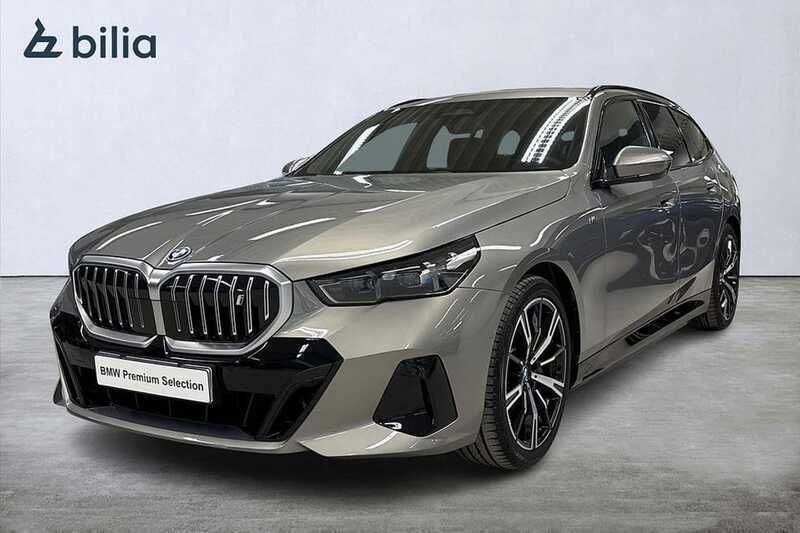 Grå Begagnad 2024 BMW i5 Shadowline Sedan | 689 900 kr - Bild 1/4