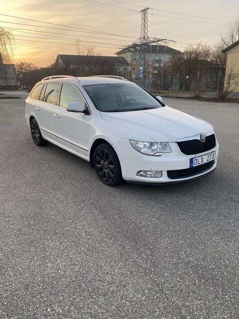 Vit Begagnad 2011 Skoda Superb Elegance Kombi | 62 500 kr (Marknadspris) - Bild 1/4