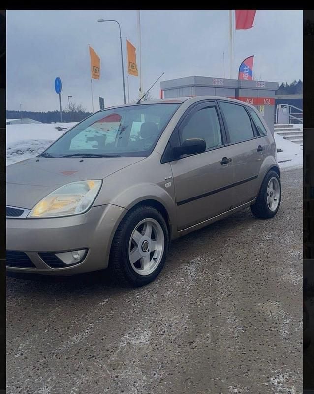 Begagnad Ford Fiesta 100 HK (73 kW) 2004 Halvkombi